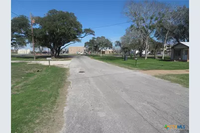 907 N. East St, Edna, TX 77957 - Photo 29