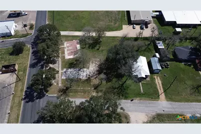 907 N. East St, Edna, TX 77957 - Photo 5