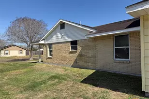 3001 E Mistletoe Ave, Victoria, TX 77901 - Photo 33