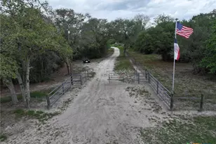 838 E Oak St, Goliad, TX 77963 - Photo 3