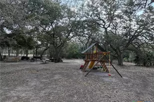 838 E Oak St, Goliad, TX 77963 - Photo 3