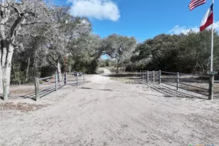 838 E Oak St, Goliad, TX 77963 - Photo 1