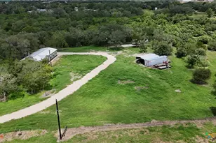 838 E Oak St, Goliad, TX 77963 - Photo 9