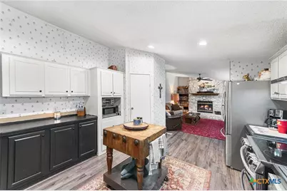 690 Cherry Ridge, Floresville, TX 78114 - Photo 17