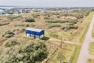 811 W Main St, Port O'Connor, TX 77982 - Photo 35