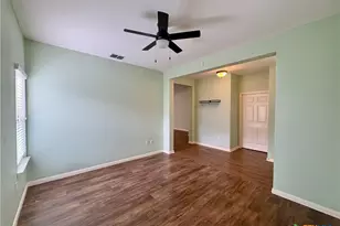 105 Holly Oak Ct, Victoria, TX 77901 - Photo 7