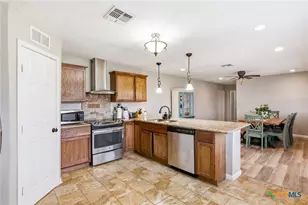 2002 Mission Dr, Victoria, TX 77901 - Photo 7