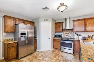 2002 Mission Dr, Victoria, TX 77901 - Photo 5