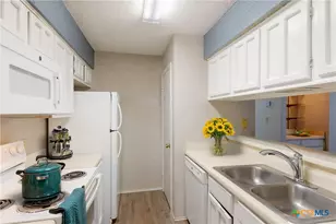 1202 Thorpe Ln, San Marcos, TX 78666 - Photo 7