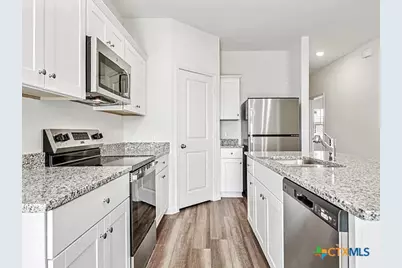 152 Mullen, Taylor, TX 76574 - Photo 7