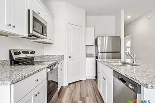 152 Mullen, Taylor, TX 76574 - Photo 7