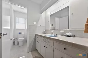 514 Hospital Blvd, Floresville, TX 78114 - Photo 25