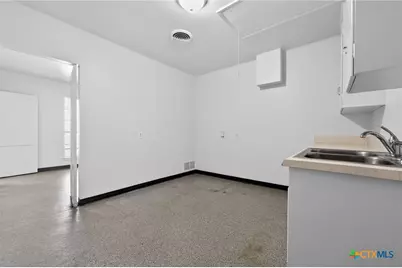 514 Hospital Boulevard, Floresville, TX 78114 - Photo 31