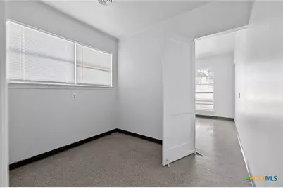 514 Hospital Boulevard, Floresville, TX 78114 - Photo 31
