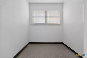 514 Hospital Blvd, Floresville, TX 78114 - Photo 33