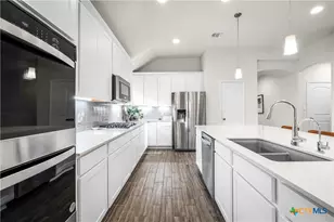 2263 SE Bluewood St, New Braunfels, TX 78132 - Photo 5