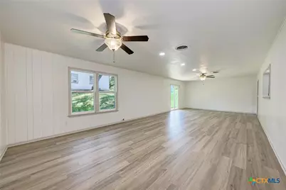 502 W Avenue A, Lampasas, TX 76550 - Photo 37