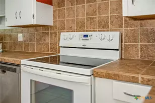 525 Travis St, Port Lavaca, TX 77979 - Photo 9