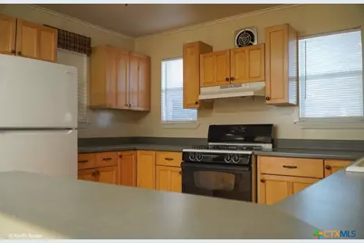 503 E Avenue G, Lampasas, TX 76550 - Photo 5