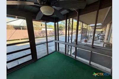 508 E Travis Street, Luling, TX 78648 - Photo 15