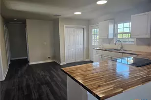 800 E 6th St, Nixon, TX 78140 - Photo 5