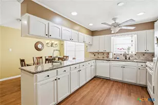 911 W Constitution St, Victoria, TX 77901 - Photo 13