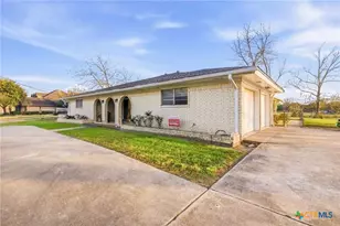 911 W Constitution St, Victoria, TX 77901 - Photo 3