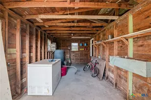 911 W Constitution St, Victoria, TX 77901 - Photo 37