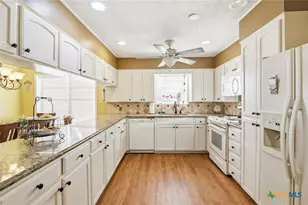 911 W Constitution St, Victoria, TX 77901 - Photo 15