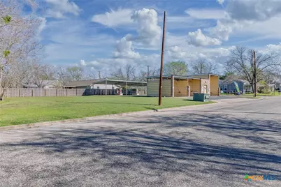 806 N Avenue G, Shiner, TX 77984 - Photo 15