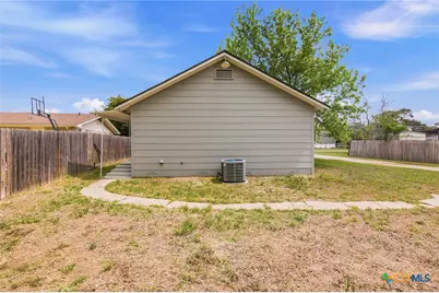 1406 N Clinton Street, Cuero, TX 77954 - Photo 7