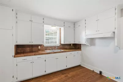 1406 N Clinton Street, Cuero, TX 77954 - Photo 11