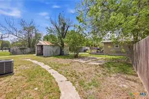 1406 N Clinton St, Cuero, TX 77954 - Photo 9