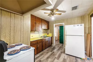 921 Robertson St, Gonzales, TX 78629 - Photo 5