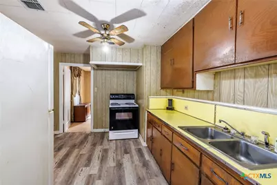 921 Robertson Street, Gonzales, TX 78629 - Photo 7