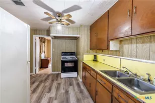 921 Robertson St, Gonzales, TX 78629 - Photo 7