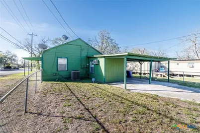 921 Robertson Street, Gonzales, TX 78629 - Photo 27