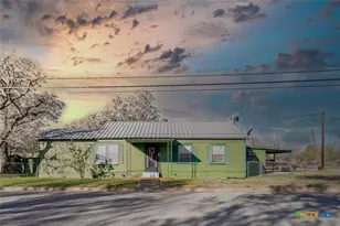 921 Robertson St, Gonzales, TX 78629 - Photo 1
