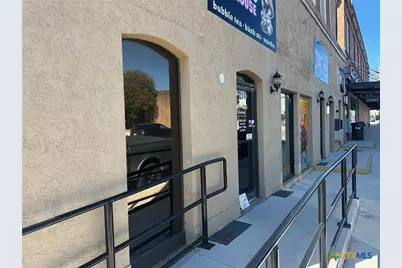 211 E Court Street, Seguin, TX 78155 - Photo 3