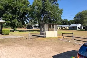 310 Brackenridge Ln, Seguin, TX 78155 - Photo 3