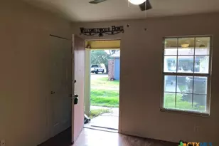 710 E Baxter St, Seguin, TX 78155 - Photo 3