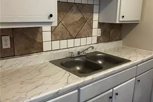 710 E Baxter St, Seguin, TX 78155 - Photo 5