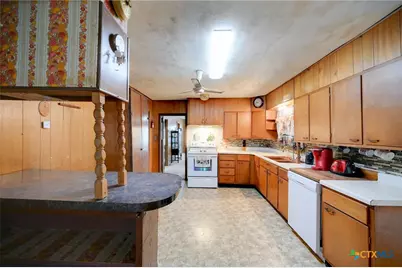 1631 E Fannin Street, Luling, TX 78648 - Photo 9