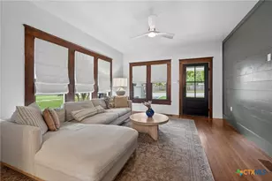 1042 SW Cross St, New Braunfels, TX 78130 - Photo 3