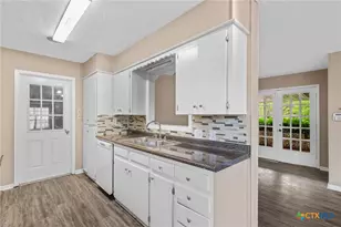 2512 E Airline Rd, Victoria, TX 77901 - Photo 11