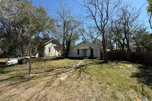 227 West End St, Goliad, TX 77963 - Photo 1