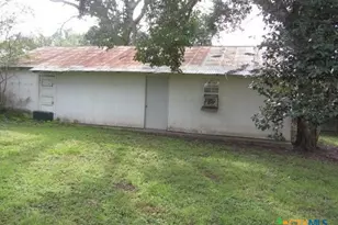 227 West End St, Goliad, TX 77963 - Photo 3