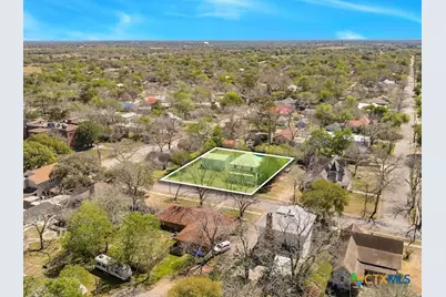 205 Hubbard Street, Yoakum, TX 77995 - Photo 33