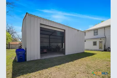 205 Hubbard Street, Yoakum, TX 77995 - Photo 5