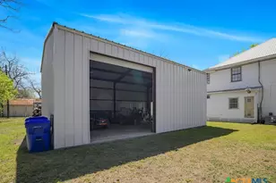 205 Hubbard St, Yoakum, TX 77995 - Photo 3